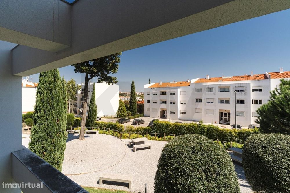 T2 com suite, varanda e 2 lugares de garagem — Condomínio com piscina,