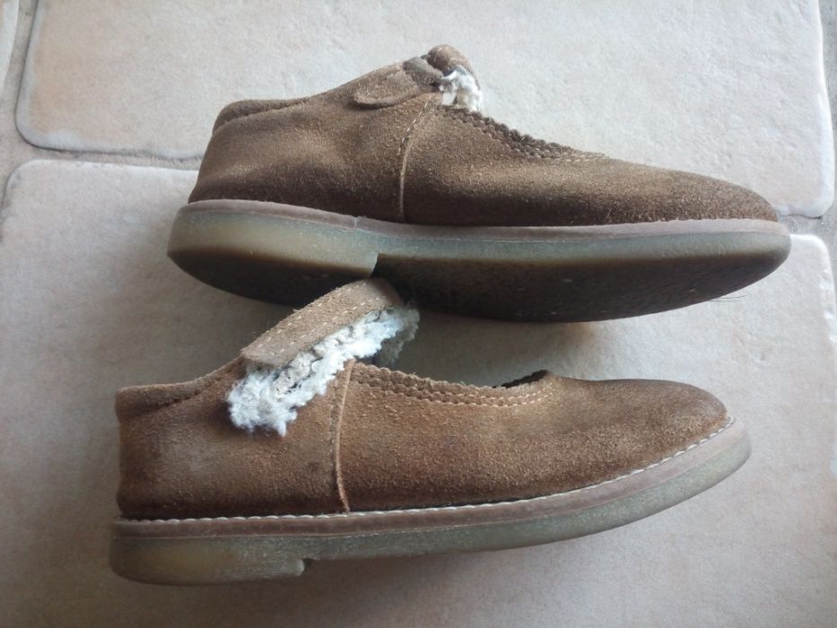 Sapatos de menina em Carneira