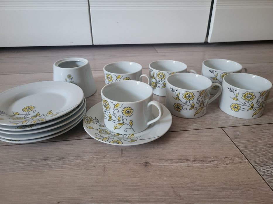 Filiżanki 6 sztuk plus cukierniczka
