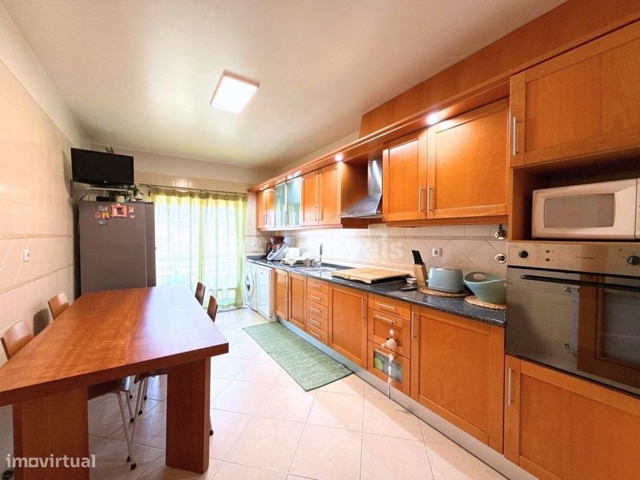 Apartamento T3 com sótão e garagem