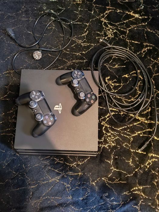 PlayStation 4 Pro 1TB + 2 геймпади