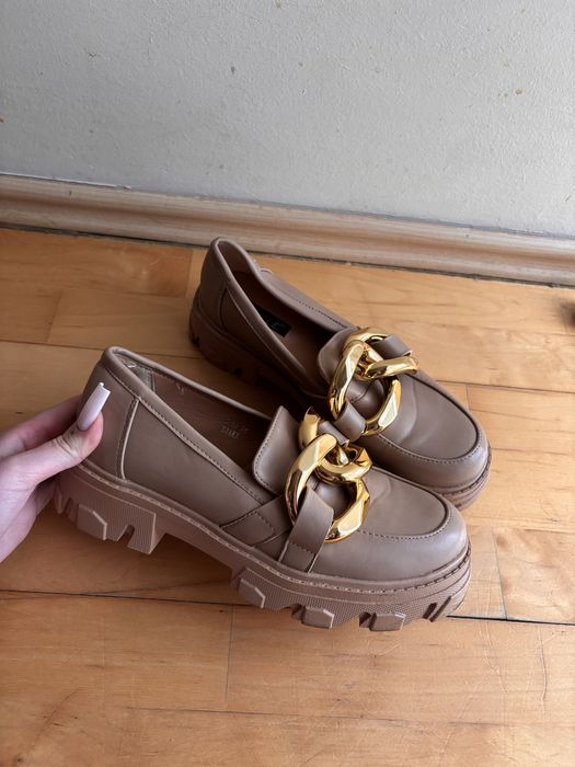 Brązowe mokasyny 38 na grubej podeszwie ze złotym łańcuchem