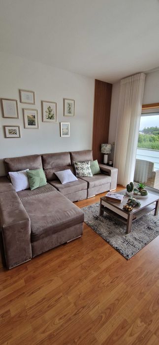 Sofá e mesinha de apoio