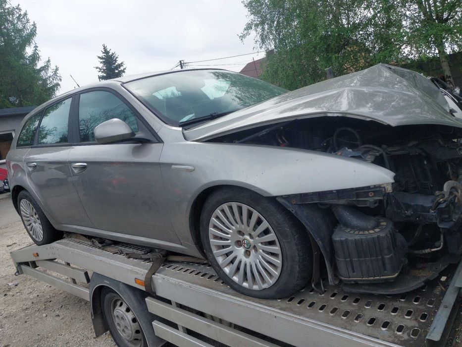 Posiadam czesci alfa romeo 159 kombi   1.9jtd