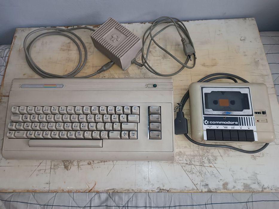 Commodore C64G + Datasette + oryginalny zasilacz - stan nieznany / do sprawdzenia