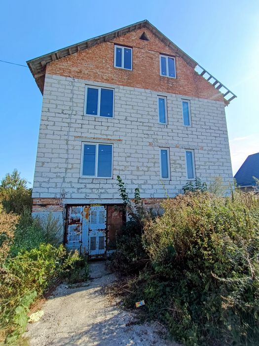 Цегляний будинок в с. Городок біля річки Устя.