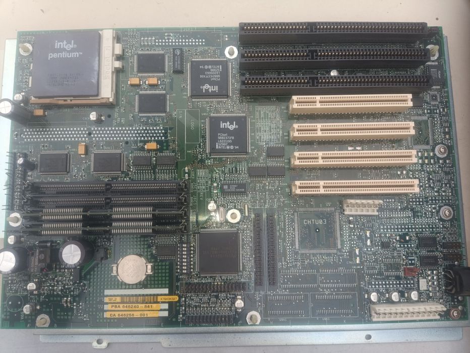 Стара комп'ютерна материнська плата та Пам'ять