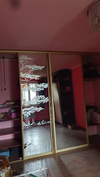 Продам встроенный шкаф купе на 4  зеркальных двери