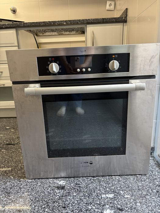 Forno elétrico encastrável a funcionar – para limpeza