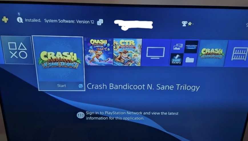 PS4 PlayStation 4 com comando e jogo Crash Bandicoot