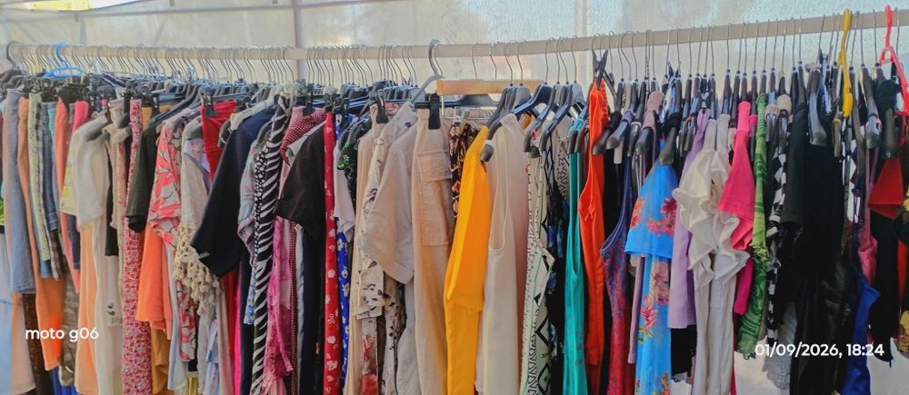 Lote de 150 peças , roupa semi nova de mulher