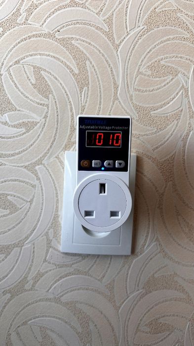 реле  бар'єр напруги UK вилка