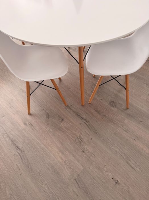 Mesa e 4 cadeiras de refeições