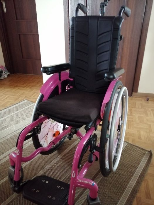 Wózek inwalidzki dla dziewczynki