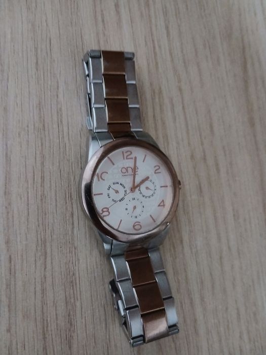Relógio marca one rosa e prateado de senhora