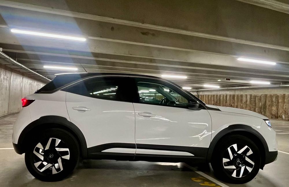 Opel Mokka Turbo Elegance, a gasolina, caixa manual, 100 cv, matrícula de julho de 2023.  Viatura nacional, com 49.000 km, segundo proprietário,
