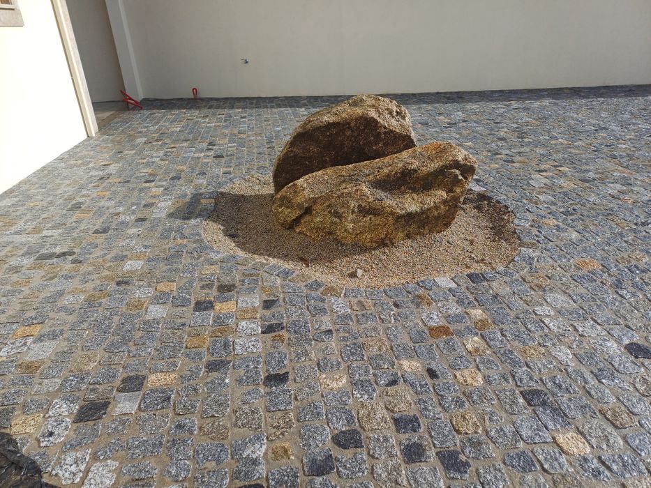 Calceteiros.                           Pavimentos em cubos de granito