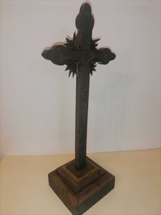 Cricifixo antigo de madeira com base