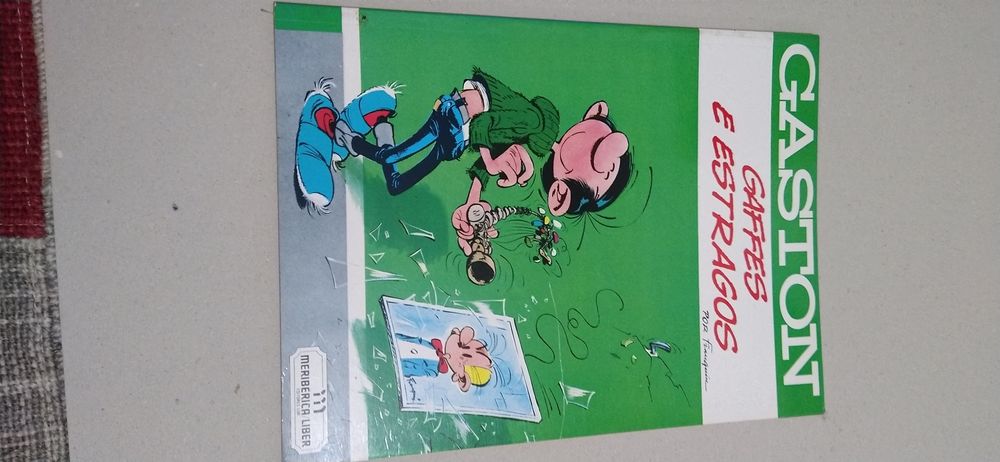 Livros do Astérix, Gaston, Tintim (capa dura 6€ e outros 4€)