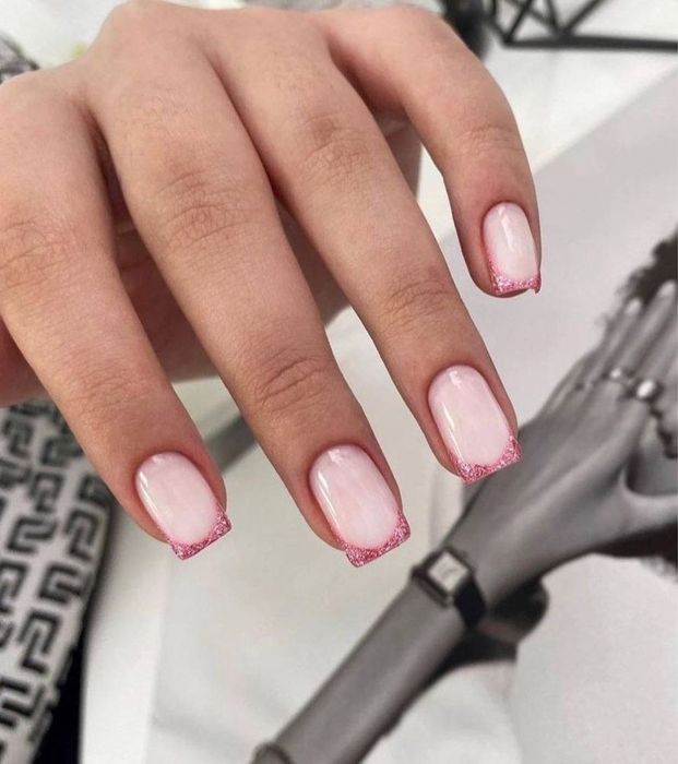 Манікюр/педикюр/нарощення