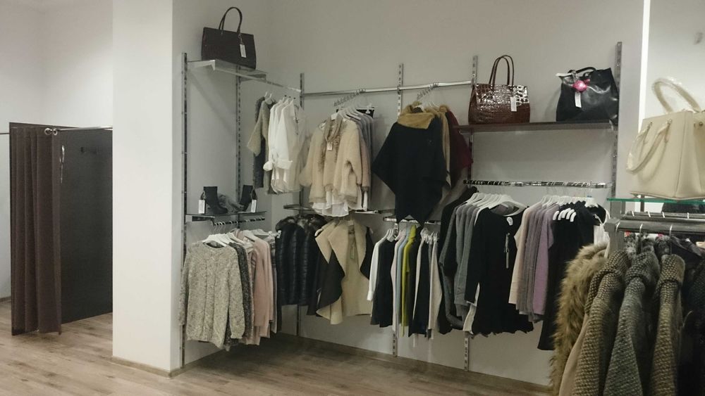 system rurowy owalny chromowany z półkami i ramionami sklepu