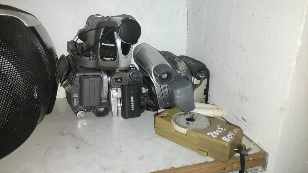 Фотоапарати, відеокамери