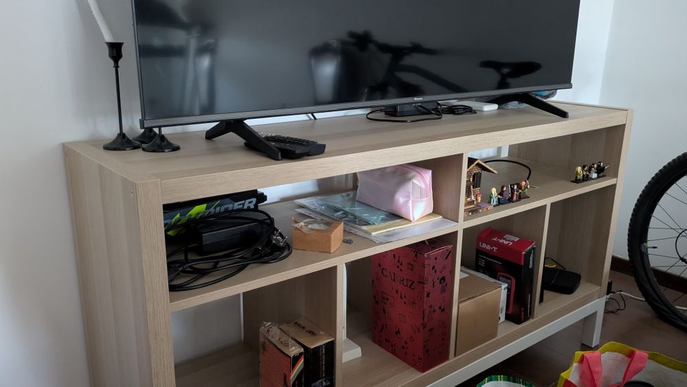 Hisense Smart TV 58" 4K UHD (58A6K) + Móvel IKEA KALLAX + caixa original