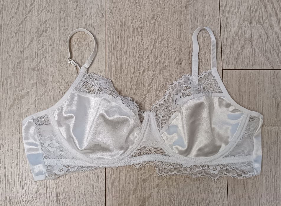 Пара красивих бюстгальтерів 90-95С