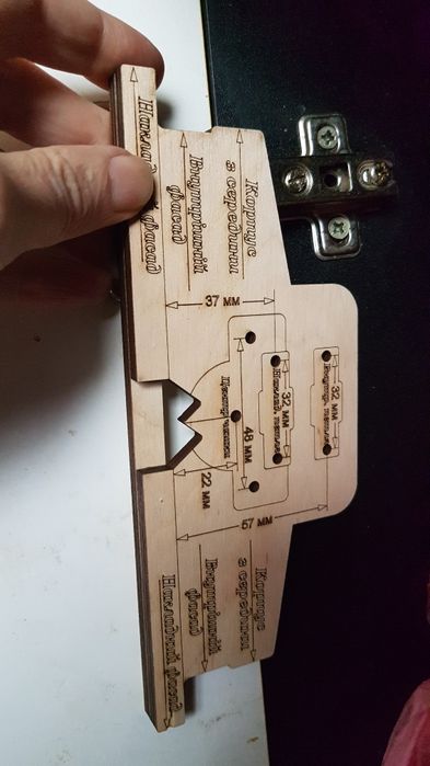 Шаблон для разметки мебельных петель.