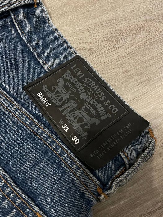 Levi's baggy jeans