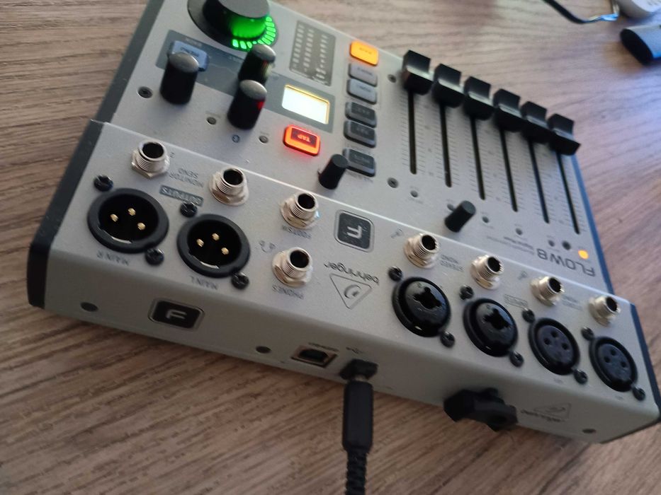 behringer FLOW 8 mixer cyfrowy
