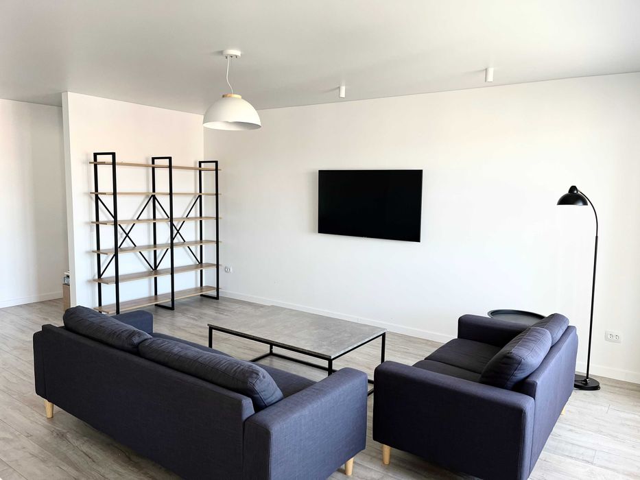 Продам простору квартиру-студію з панорамним виглядом по Коновальця