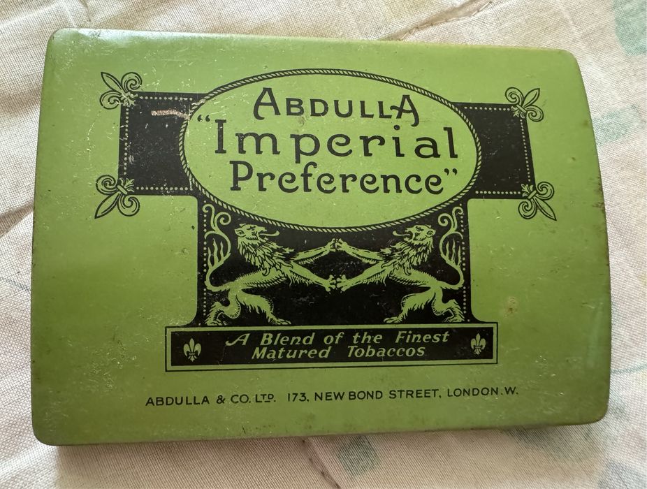 Varias latas antigas