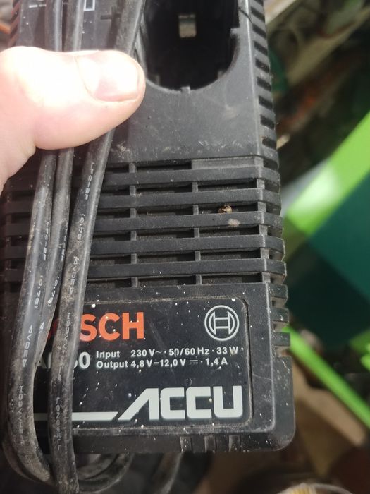 Зарядне акумуляторів Bosch AL60