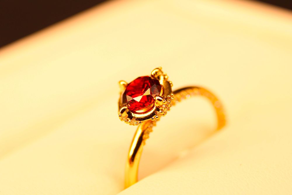 Pozłacany pierścionek ze stali nierdzewnej z imitacją rubinu
