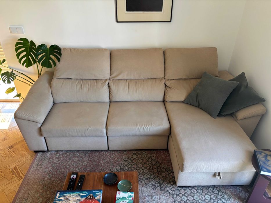 Sofá com chaise longue e arrumação