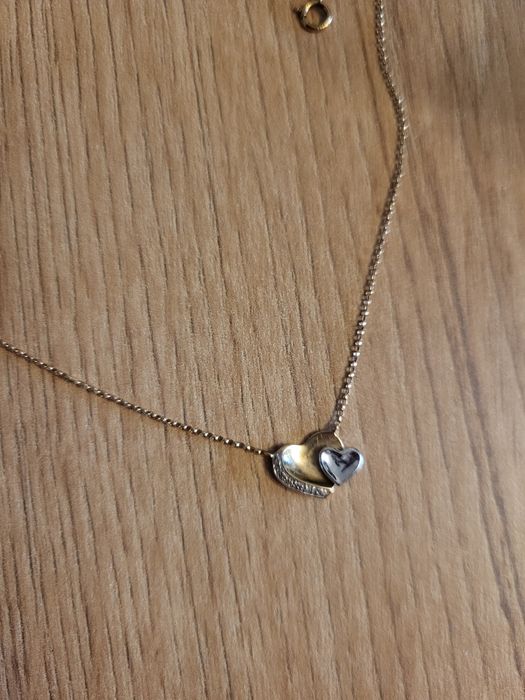 Złoty naszyjnik z serduszkami i diamentami