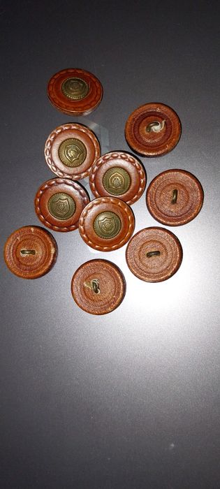 10 Botões a imitar cabedal. Em óptimo estado