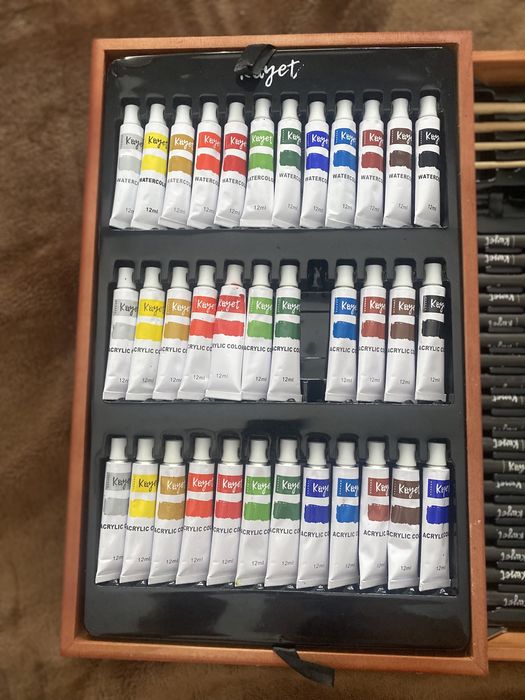 Mala de artes. (Lapis,tintas,pinceis,lapis de cera…)