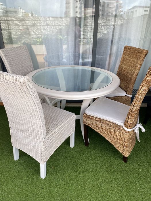 Mesa redonda com 4 cadeiras  usado