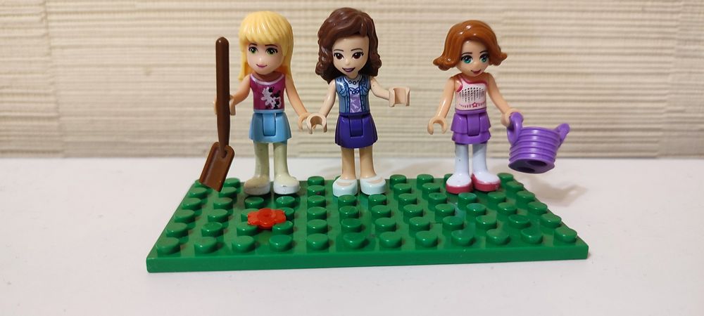 Фигурки Lego  девочки, животные