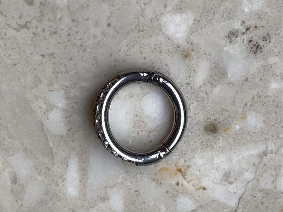 Unisex kolczyk 6 mm piercing 16 G podwójne kółko segment Tytan