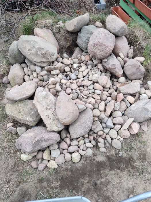 Kamienie polne duże i małe jak na zdjęciu