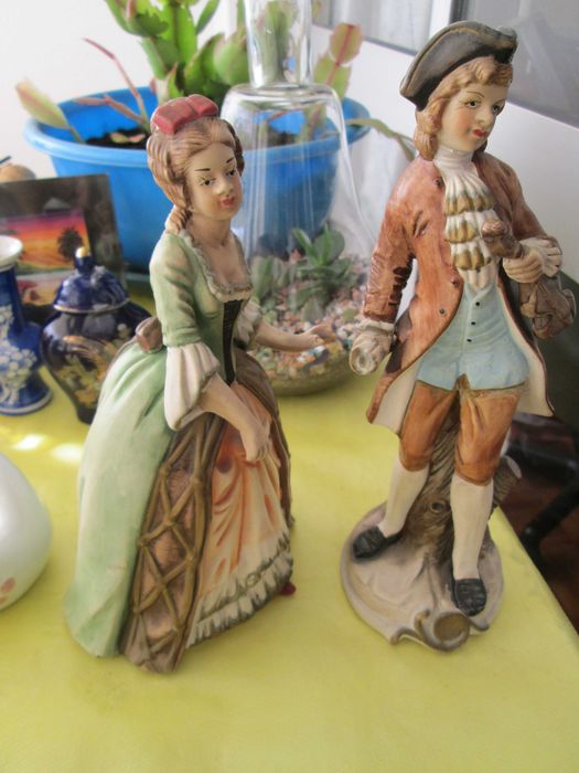 lindas miniaturas em loiça e saboneteiras