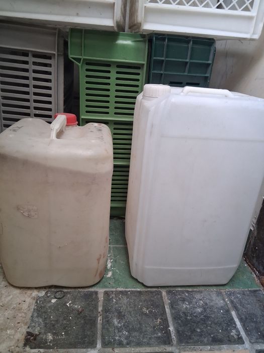 Białe plastikowe bańki