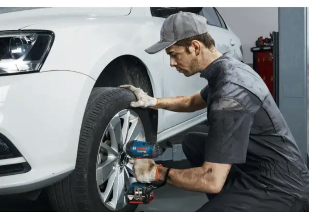 Безщітковий ударний гайковерт  Bosch GDS18V-400 Н·м без акб і з/п