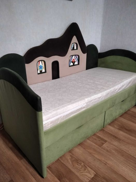 Дитяче ліжко з м'якою спинкою