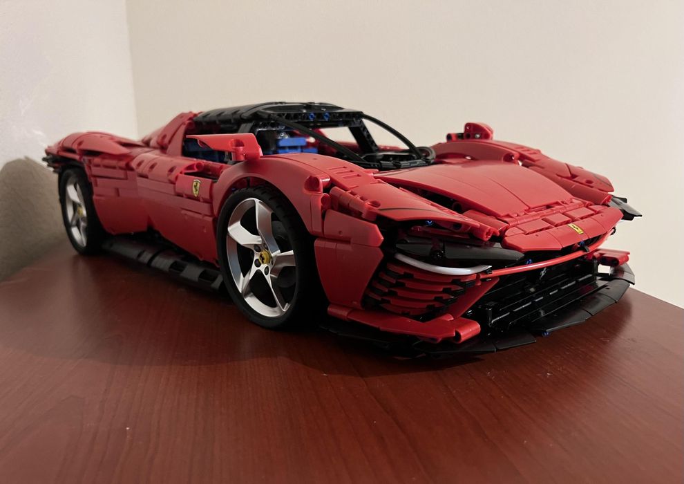 Конструктор техник Ferrari Daytona SP3