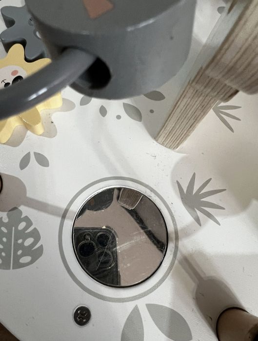 Okrągły drewniany stolik edukacyjny z magnetyczna kolejka i wyrzutnia