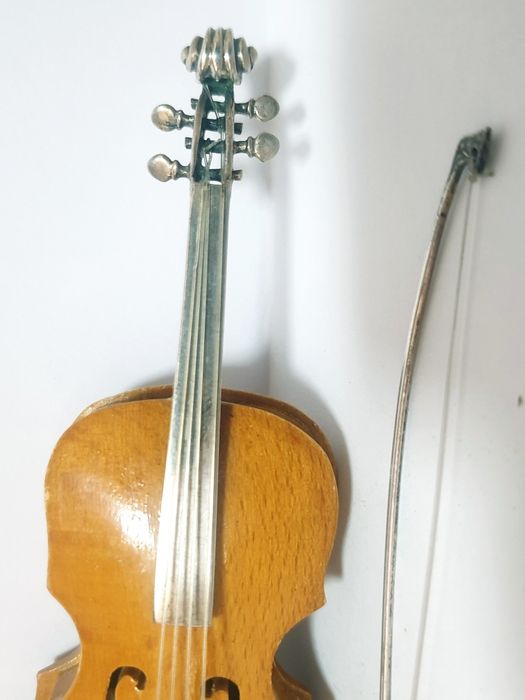 Lindissima miniatura de um violoncelo em madeira e prata portuguesa
